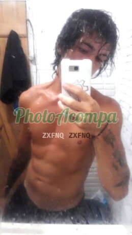 erick-gostoso-e-com-algumas-tatuagens-vendo-contedos-tambm-big-0